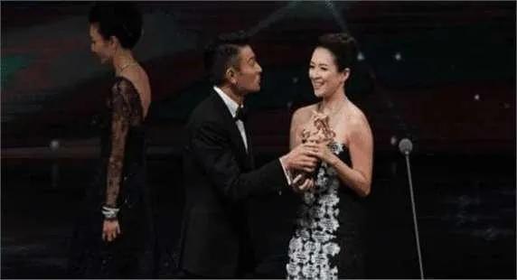 张曼玉近照，容貌大变认不出，整过头了？60岁未婚无子女逍遥一生