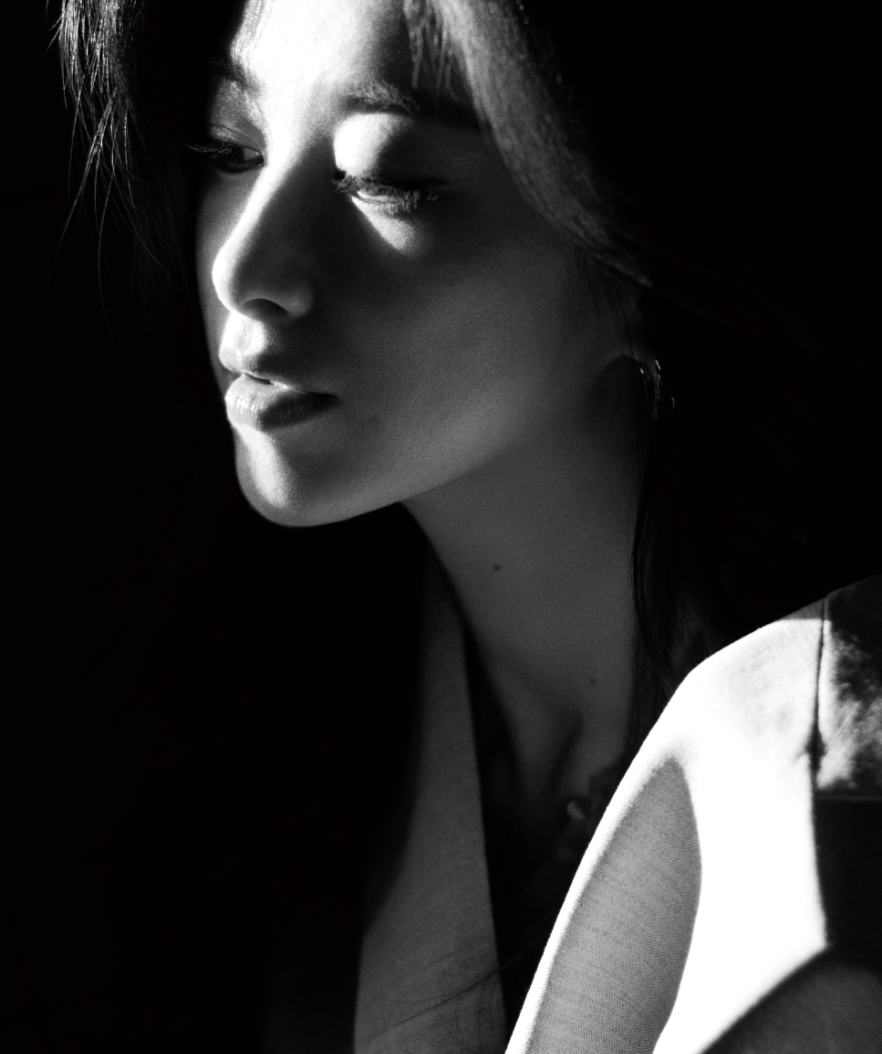 朱珠六一携女儿首拍杂志,2岁小珠宝超像爸爸,继承妈妈同款梨涡