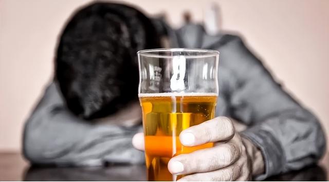 除了吃头孢不能喝酒，还有5种药吃完也不能喝酒，告诉你的酒友