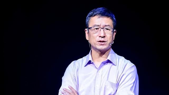 央视一哥白岩松：被病痛折磨，每天严重失眠抑郁，56岁却成这样