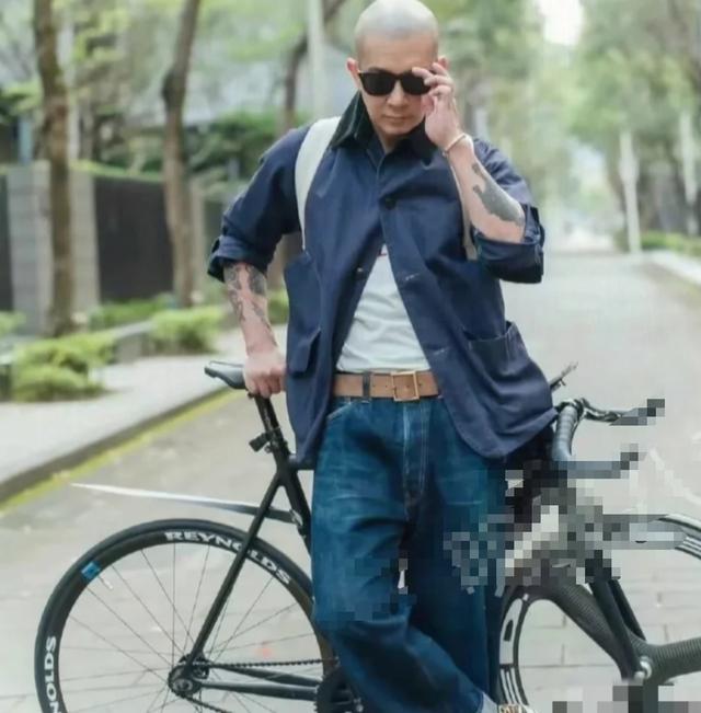 大S炫酷老公骑自行车,汪小菲霸道开宾利!豪门恩怨新番上演!