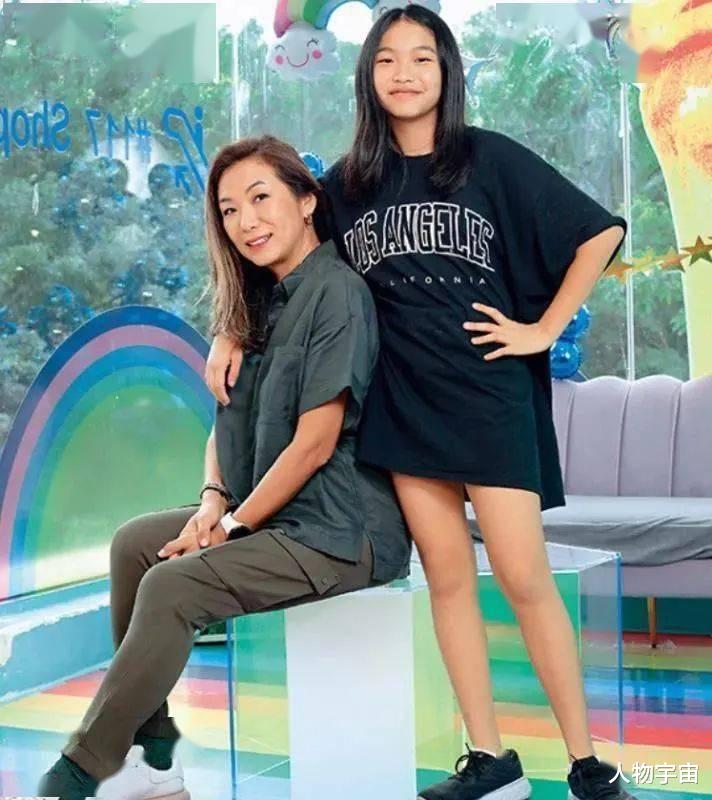 她是带球嫁帅哥最丑港姐，忽视丈夫却被深爱，培养女儿成马术精英