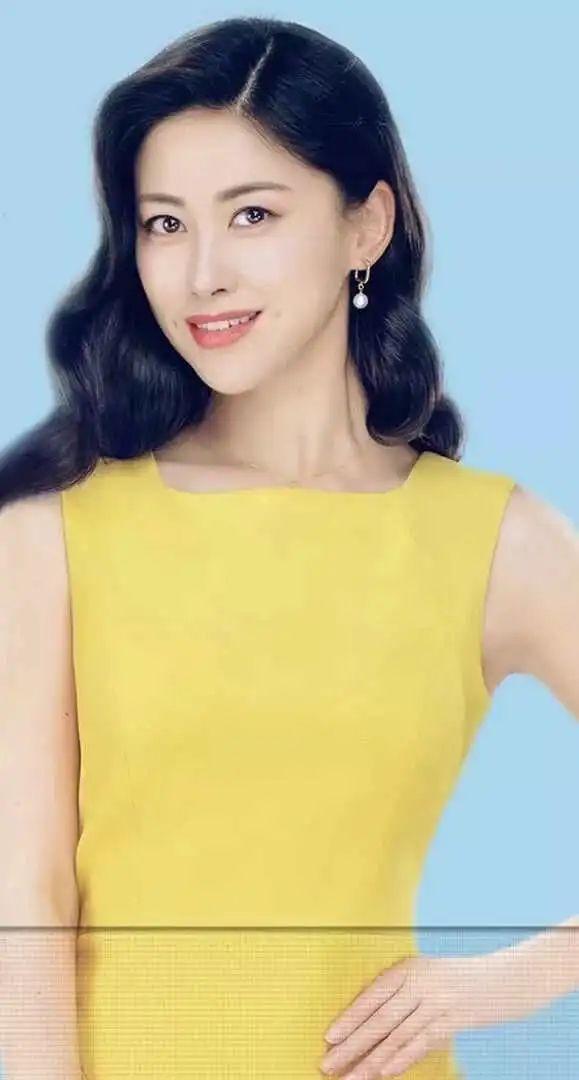 朱珠大年初一分享全家福，身穿金色套装优雅气质，明艳动人！