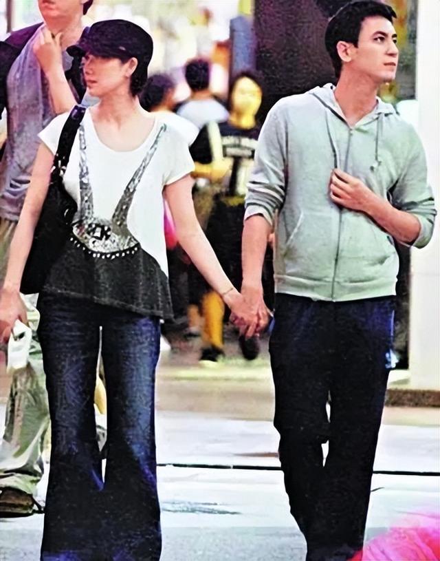 港片“最妩媚大嫂”与小7岁男友离婚后,宣布复出,58岁状态惊人