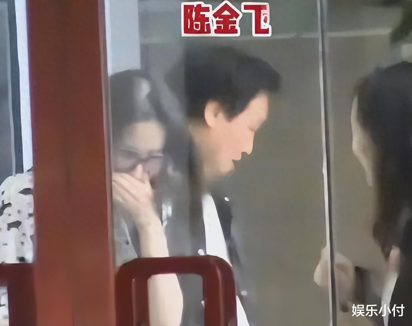 刘亦菲与干爹热聊被拍,女方捂嘴大笑,两人互动自然毫不避嫌