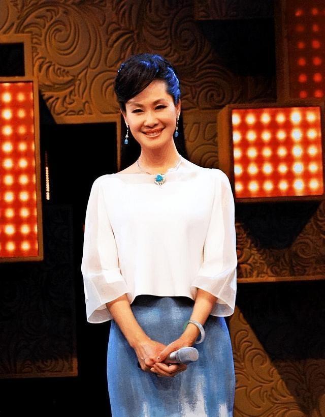 57岁于文华现状:住农村简陋房裙子拖地喂土狗,曾遭前夫背叛