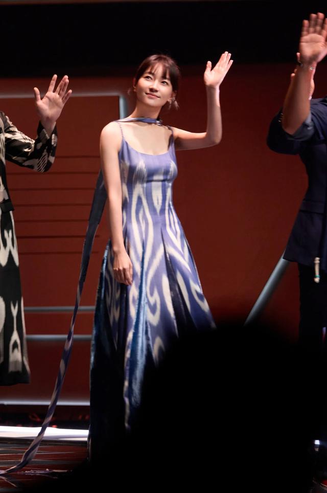 一直短发像假小子的焦俊艳留起长发,穿起裙子,原来这么女人