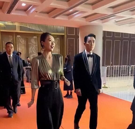 章子怡被嘲“飞机场”?胸口快要沉到肚子了,谁给的勇气抢C位?