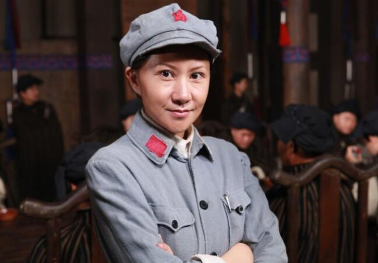 当年看《女驸马》觉得公主还没丫鬟美,后来才知,她自己就是资本