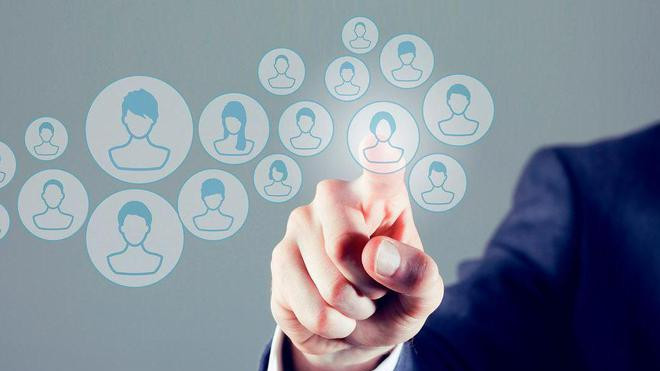 令人厌恶的两个恶行：任劳任怨的人身上找毛病，马屁精找闪光点