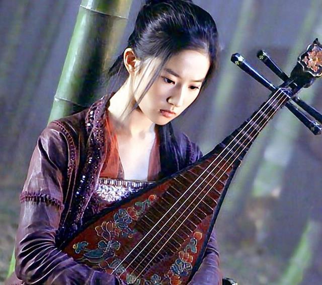 同样是被大佬陈金飞力捧,杨采钰与刘亦菲的境遇为何大不相同