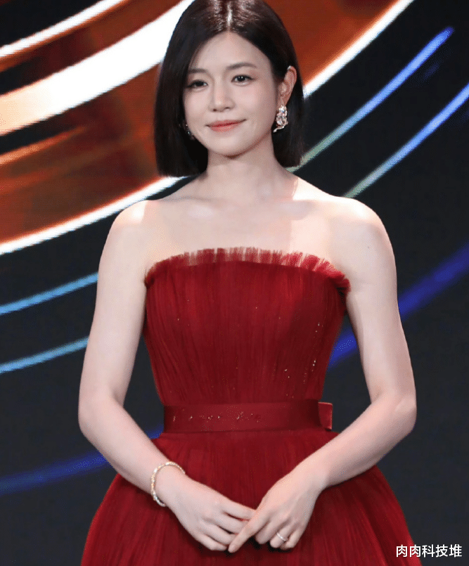 陈妍希仍戴着婚戒