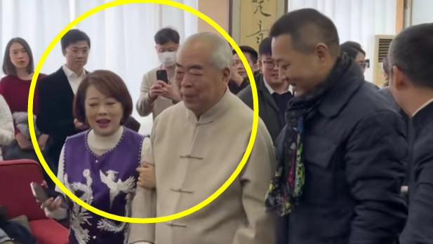 86岁范曾女儿和徐萌罕见同框！细节看出两人关系，徐萌格局小了！