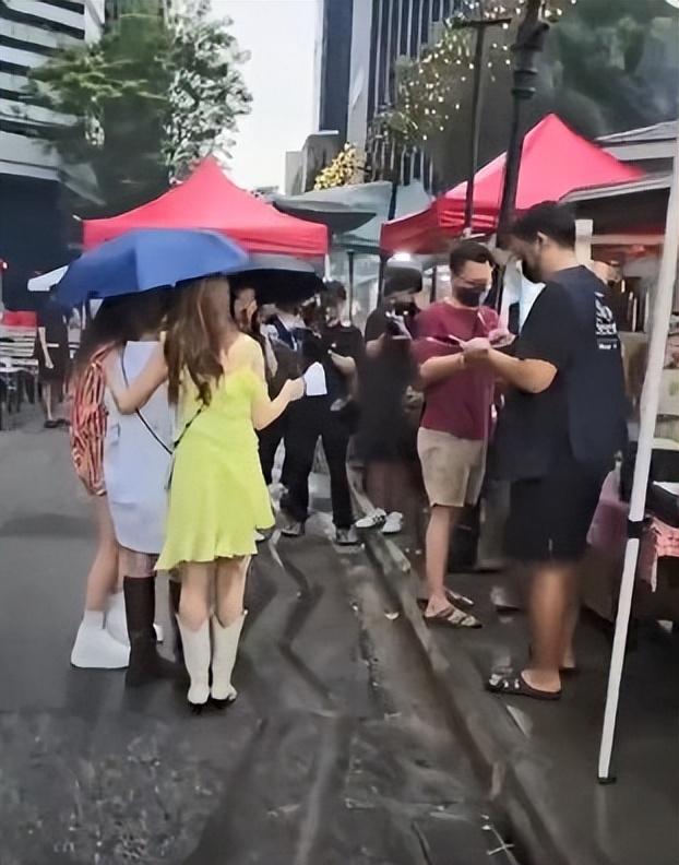 容祖儿和阿娇阿Sa在新加坡被偶遇，容祖儿整体美过阿娇，很抢眼