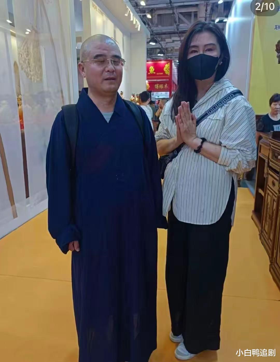 王祖贤近照曝光!脸浮肿引热议,家中摆满佛像照