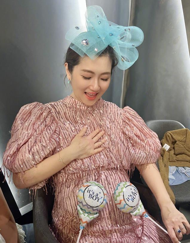 任家萱产后4个月全职带娃没收入，从没给儿子洗过澡，老公赚钱少