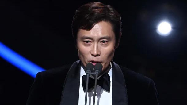 李秉宪综艺感拯救青龙颁奖礼，成当晚全场气氛担当