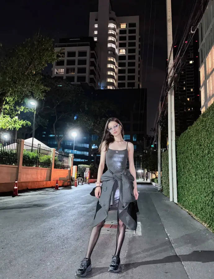 钟楚曦胆子真大,穿着深V睡衣夜里在街边喝椰汁,紧身吊带出镜身材傲人