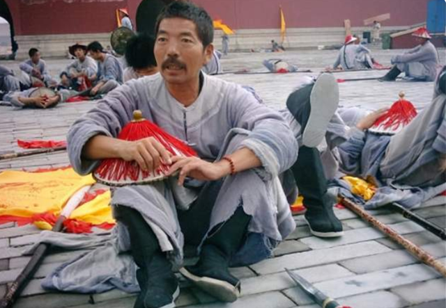 横店群演现状：校花泛滥成灾一天片酬70，蹲地吃盒饭只为一夜成名