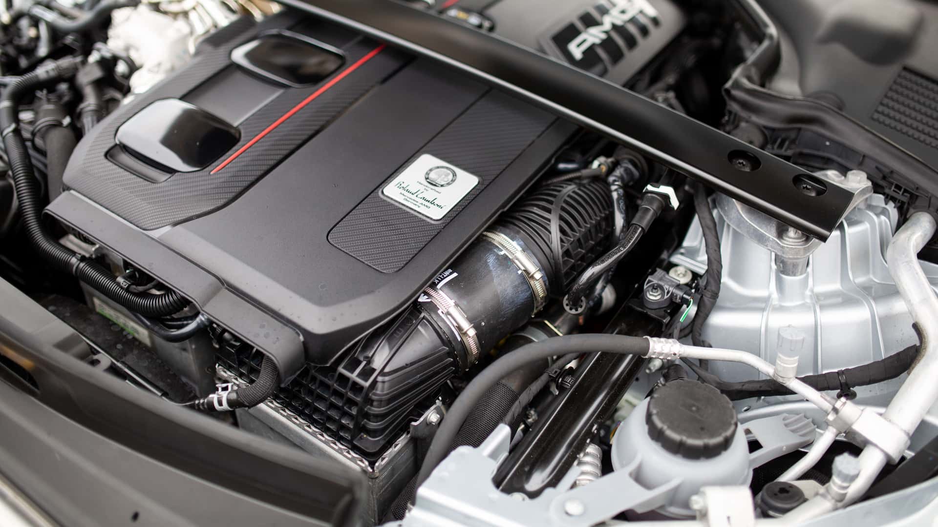 改装厂将梅赛德斯-AMG C 63 S 的混合动力系统去掉，换上 V8 发动机