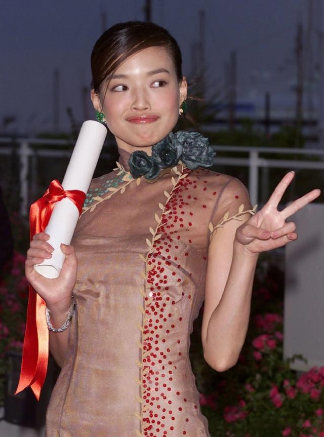 大嘴、驴脸、平胸,明明长得难看却火遍大江南北,她们到底凭啥?