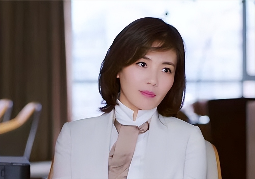 一身赘肉，满脸褶子，却要演双马尾的少女，网友：真不害臊吗？