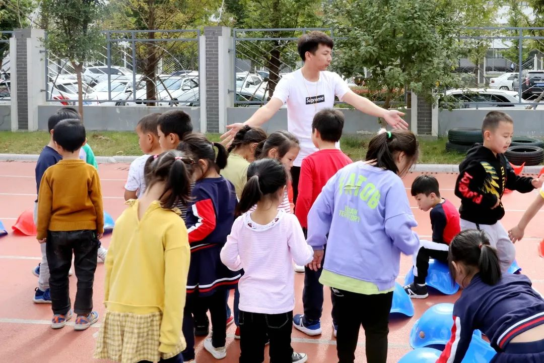 好不容易考上编制的小学男老师，工作才3个月就辞职，原因很现实