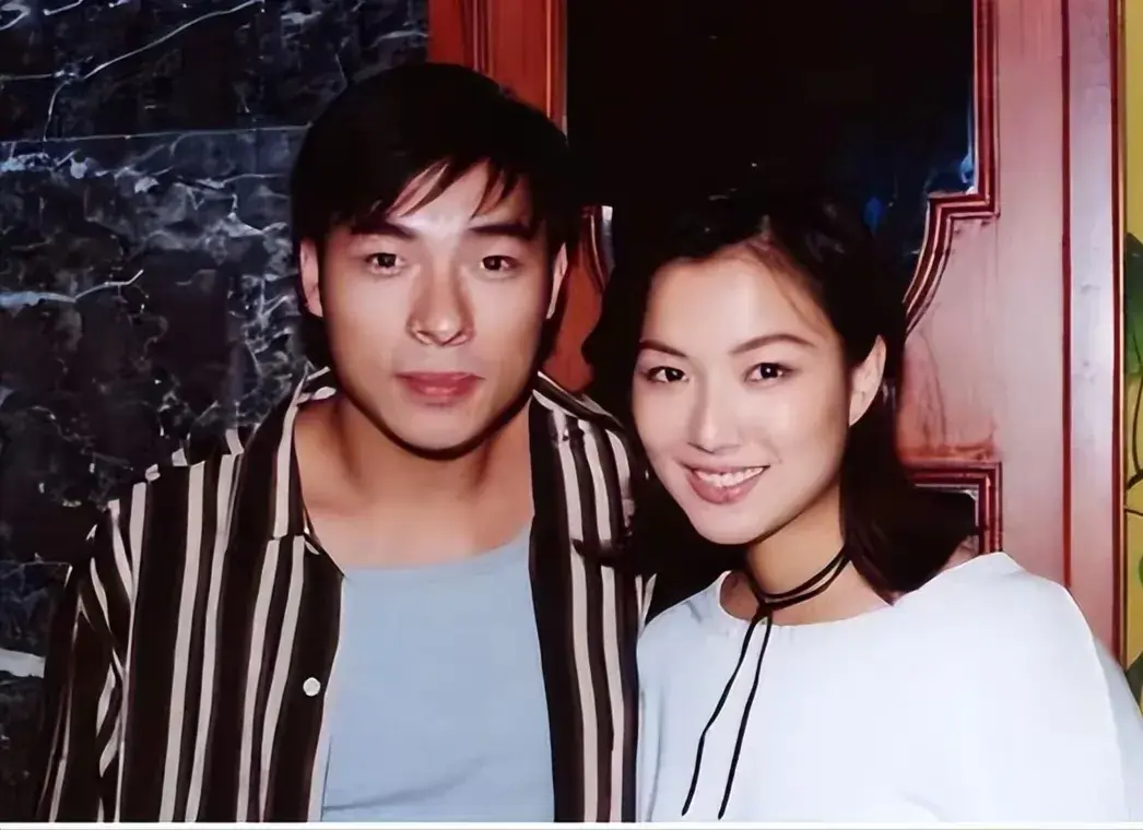 对许志安执迷不悔？瘦到脱相的郑秀文让女人清醒：爱情经不起考验