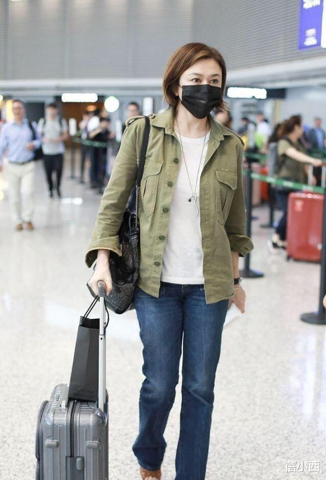 61岁关之琳剪了短发减龄20岁,穿绿外套配牛仔裤,完全没有大妈味