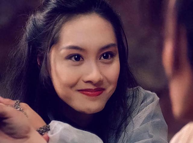 错过周星驰,嫁给黄贯中,她住深山村屋,开小破车,活成了李子柒