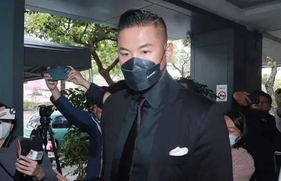 陈建州携范玮琪出席丧礼！一个细节让人深思：他们全部都佩戴口罩