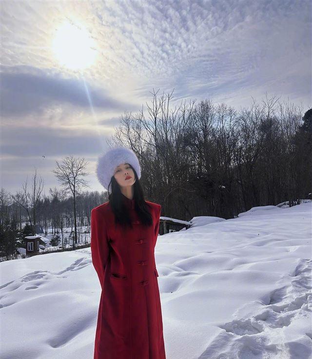 张馨予自拍,冷!一生为了出片的女人!拍完是不是立马套上羽绒服