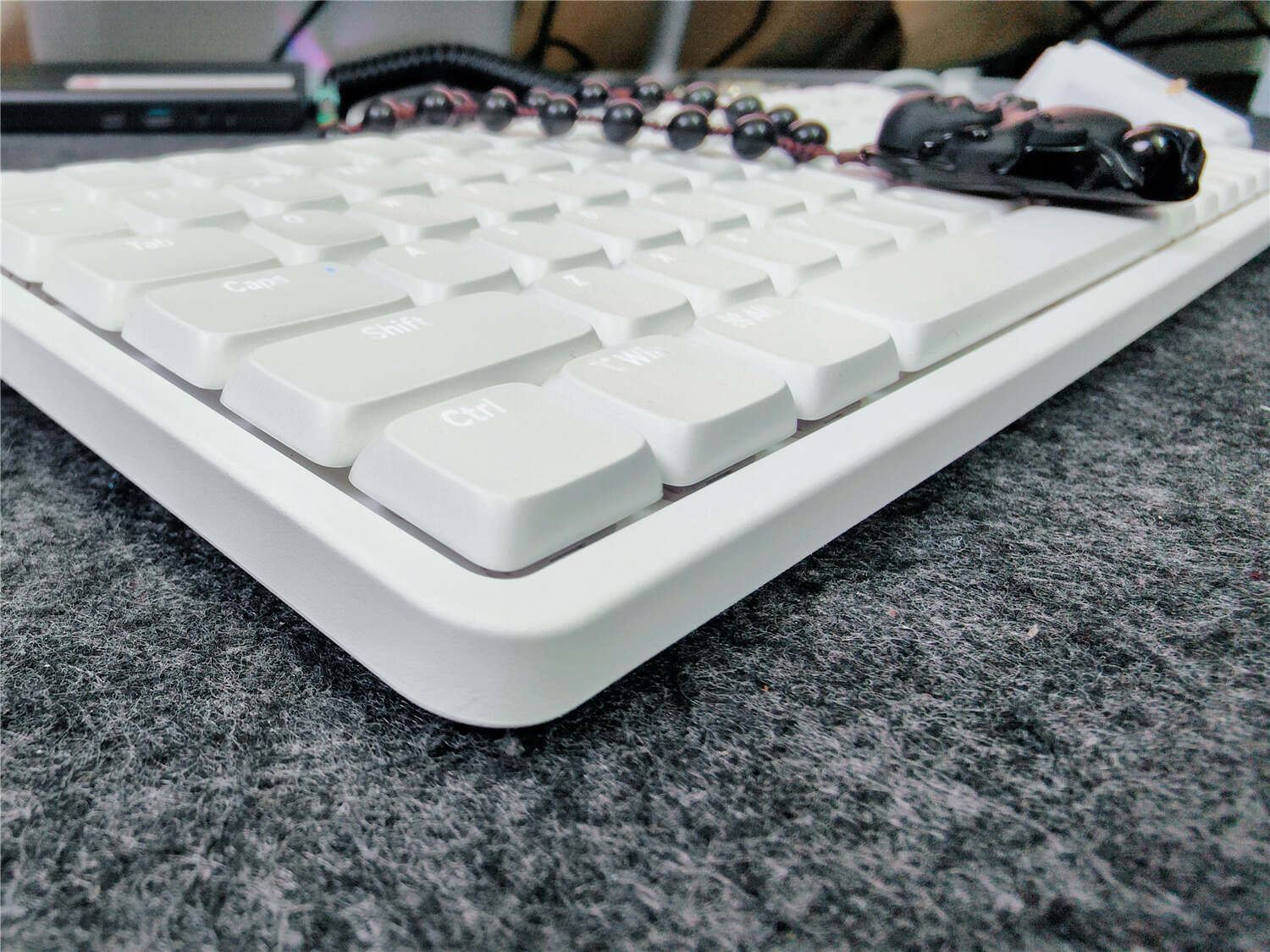 洛斐小顺青春版矮轴机械键盘评测:高性价比之选,轻薄与舒适并存