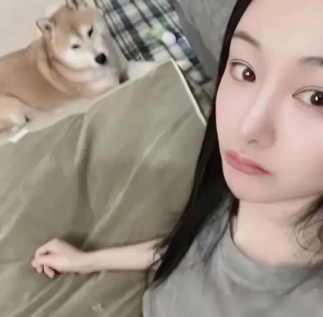 郑爽小号彻底曝光，晒近照假鼻子抢镜，开车出行笑容满面