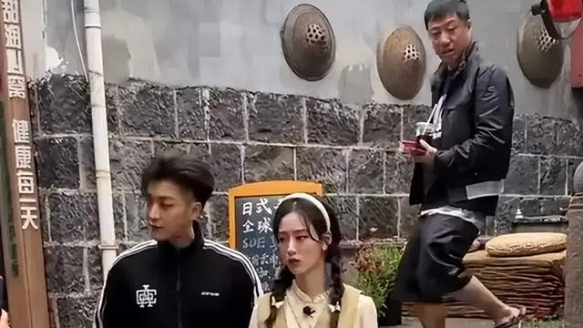 |黄子韬徐艺洋录综艺手挽手，大方不避嫌，老板员工关系好和睦啊