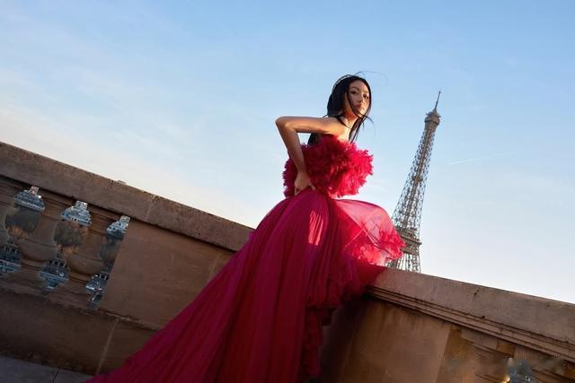 影帝任达华女儿红裙庆生！晒一家三口合照！名下30个房产赠爱女