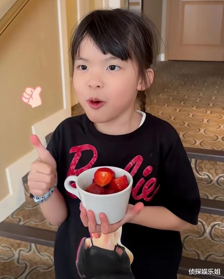 熊黛林晒双胞胎女儿近照,姐妹俩露齿笑一模一样,越长越像爸爸