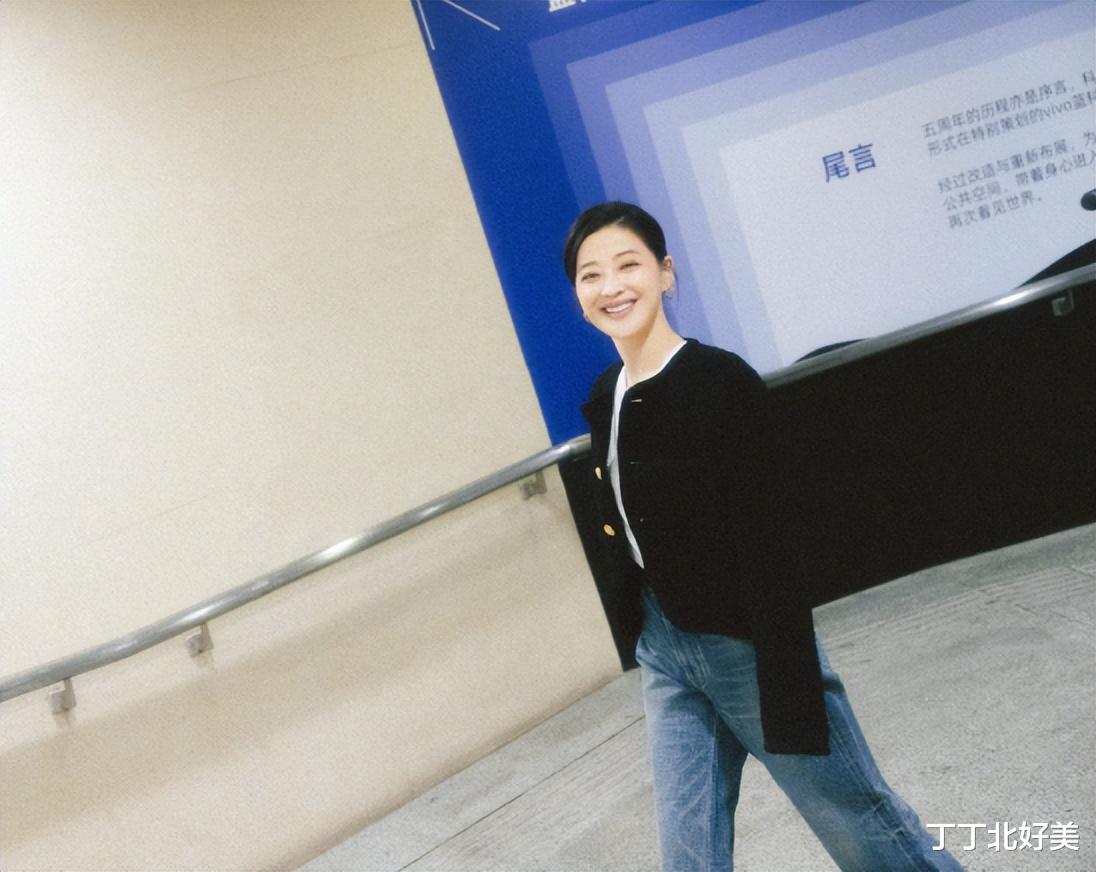 49岁梅婷这次造型突破真大，扎低马尾穿黄裙，一看就是有钱人太太