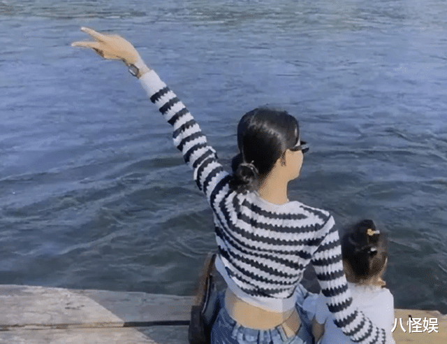 董子健陪女儿上美术课,头发长的能扎辫子,才30却有着50岁的沧桑