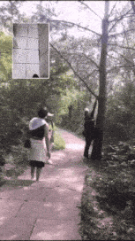 姑娘大意了，镜片里的反射被大家看得一清二楚，不觉得尴尬吗