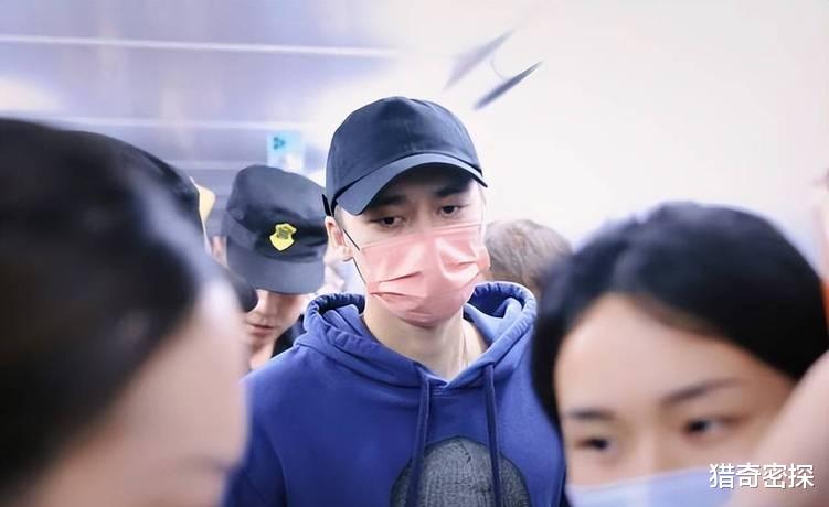 李易峰近照曝光,和友人踢足球,留中分发型露出大脑门,变丑了