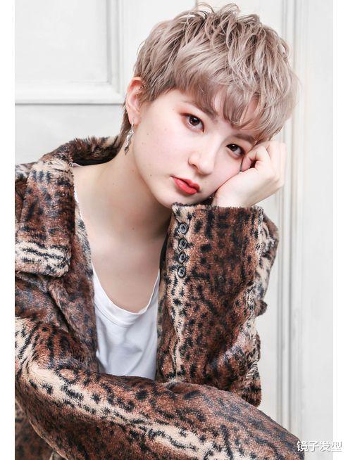 女士短发别乱剪，不如试试这几种，蓬松时尚很显瘦