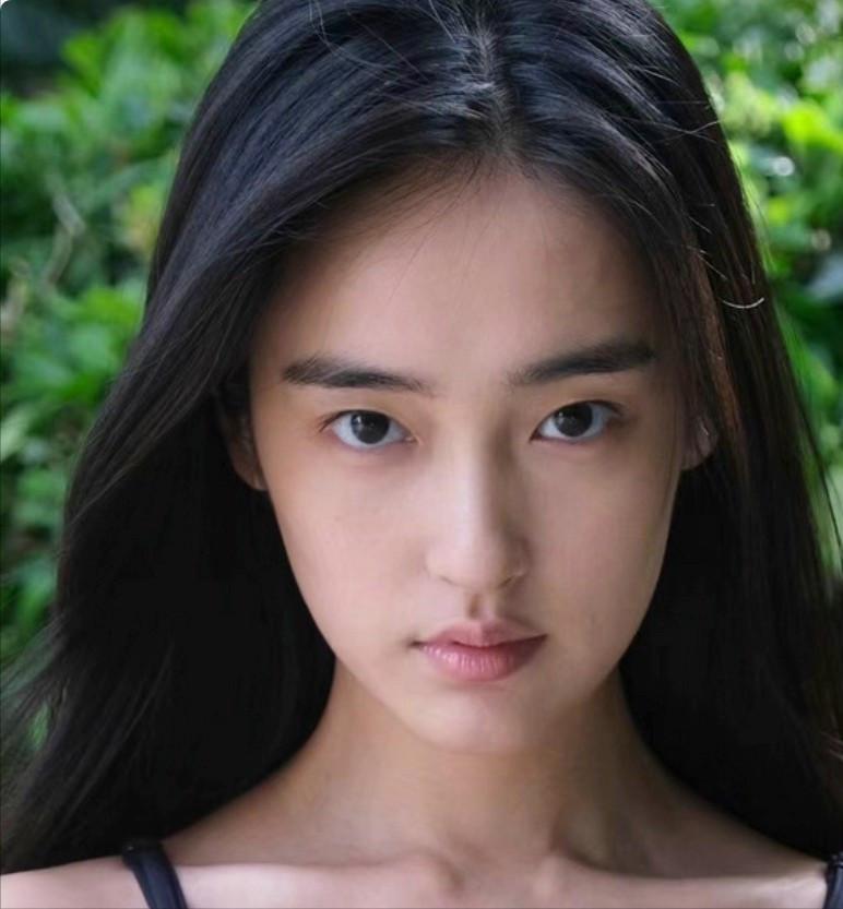 春节档火了2位野性美女，长相独特高级，帅起来男主都要靠边站了