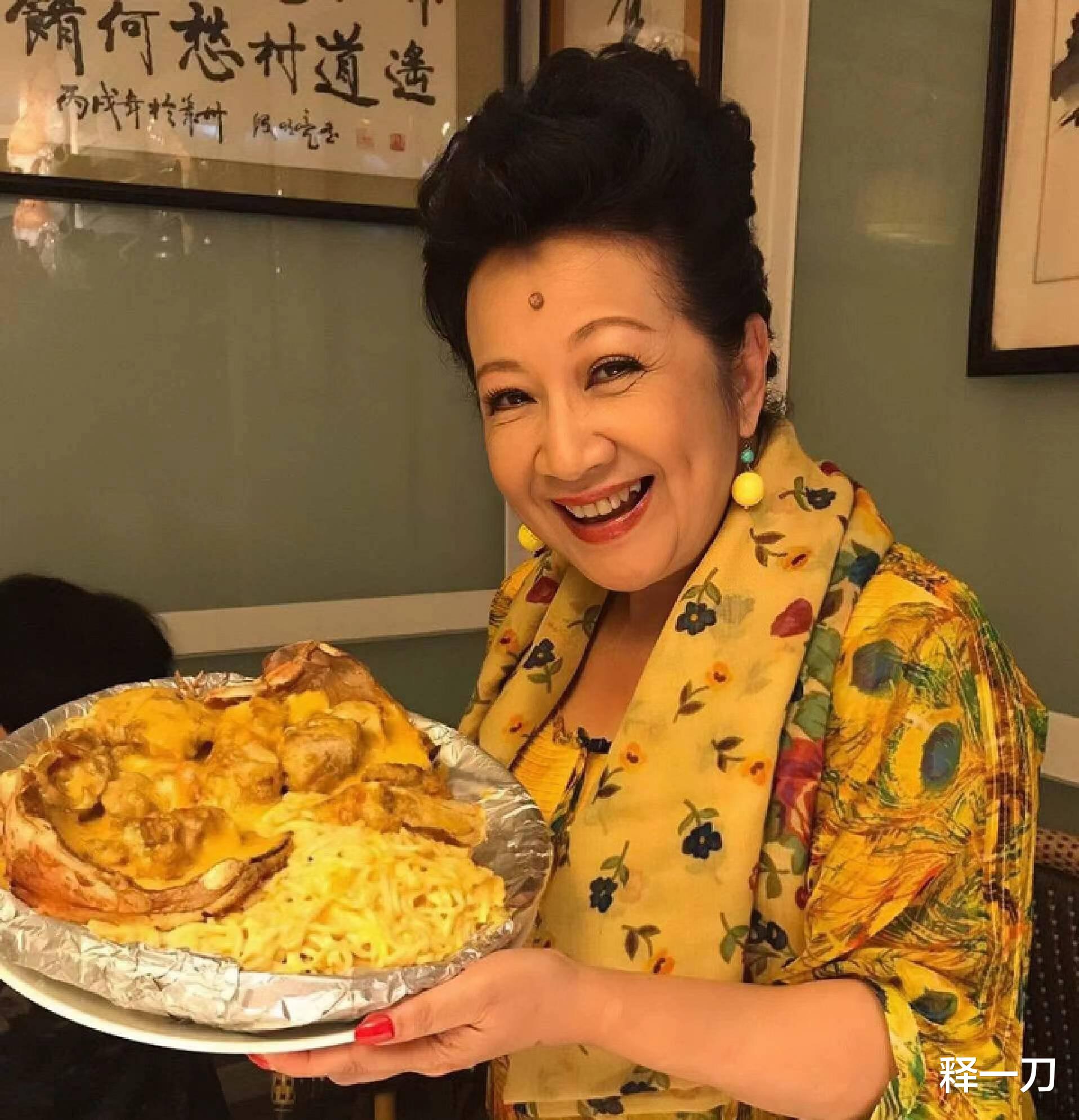 薛家燕宣布与小17岁男友复合,两度拒绝求婚,自曝已绝经不会生娃