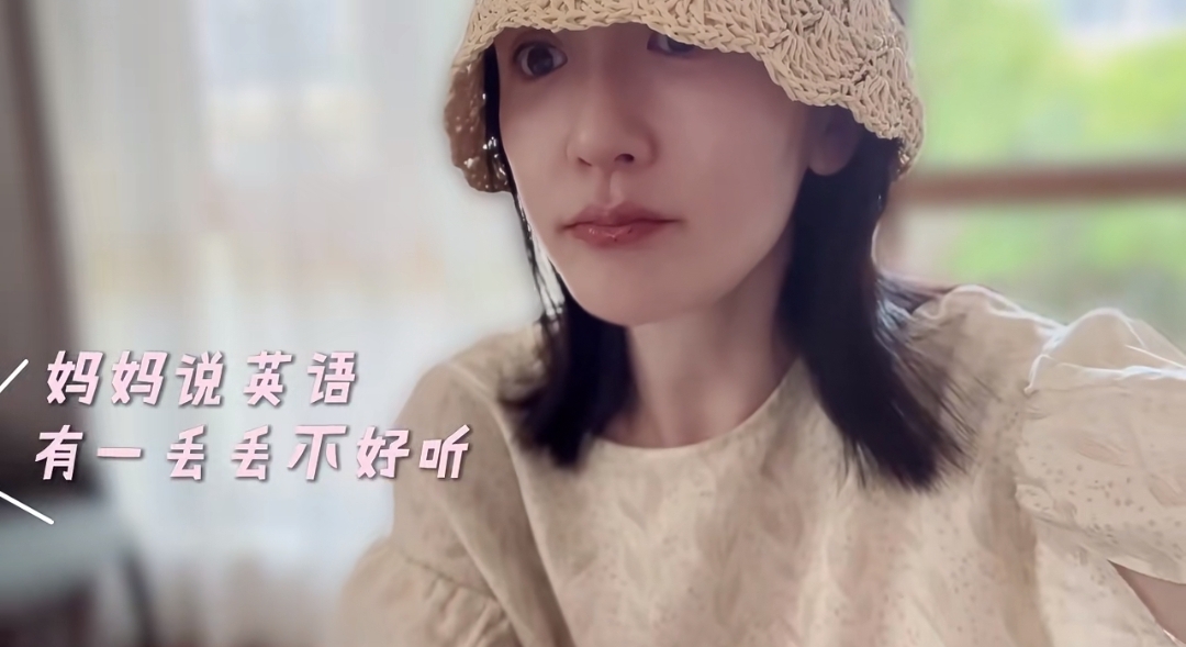 谢娜六一晒母女温馨日常,跳跳俏俏教妈妈说英语,英文发音好地道