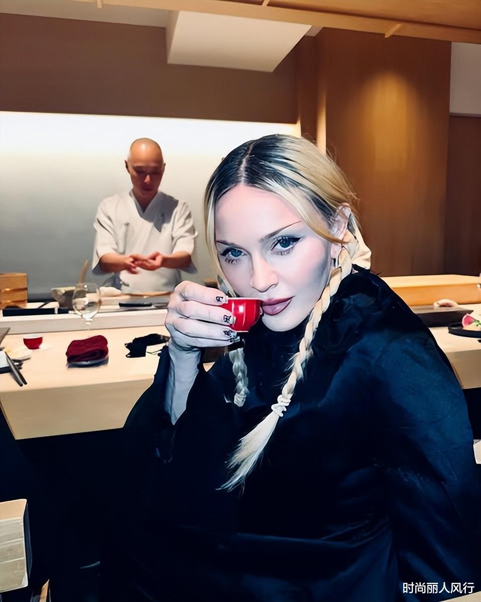 66岁麦当娜和28岁黑人小男友日本跨年好甜!扎双麻花,嫩成小姑娘