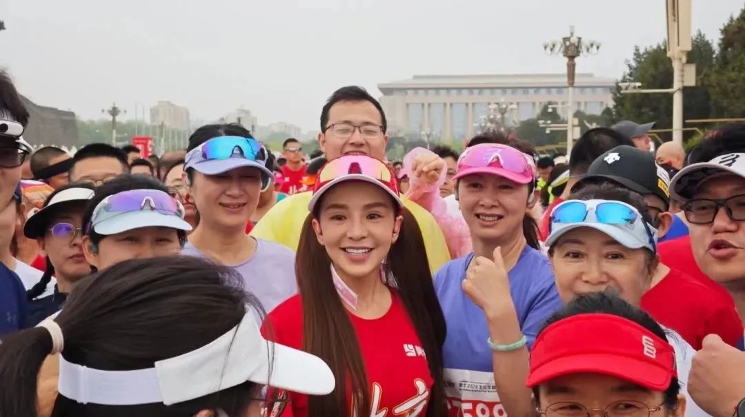 50岁朱迅，今天青岛马拉松“边跑边主持”：不到一个月跑三场