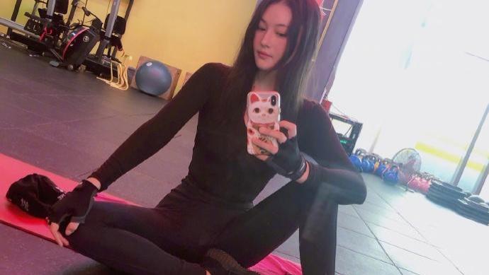 张馨予健身照太辣！蛮腰手握比例注目，让人怀疑是生完娃的状态吗