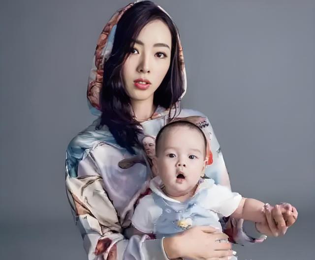 连续九年登上春晚！离开央视仅1年，李思思现状和当初判若两人