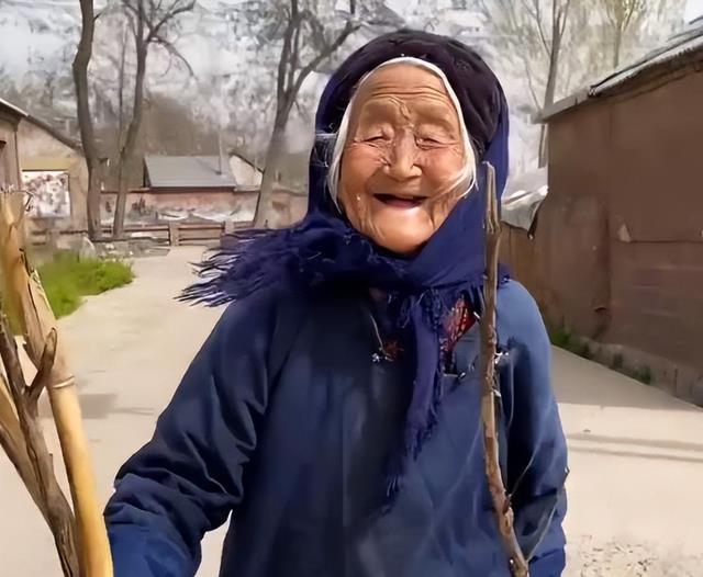 102岁网红小脚奶奶去世，生前健步如飞自称18少女，知情人曝原因